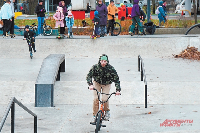 Памп-трек в парке «Яуза»: тут все могут кататься на всём – от беговелов до трюковых велосипедов. 