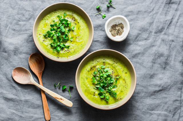 Зеленый суп с сухариками