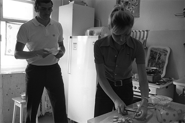 Марина Крошина дома на кухне с мужем. 1975 год.