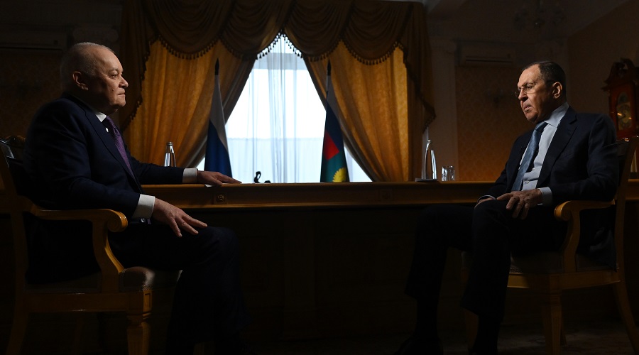Сергей Лавров во время интервью генеральному директору медиагруппы «Россия сегодня» Дмитрию Киселеву.