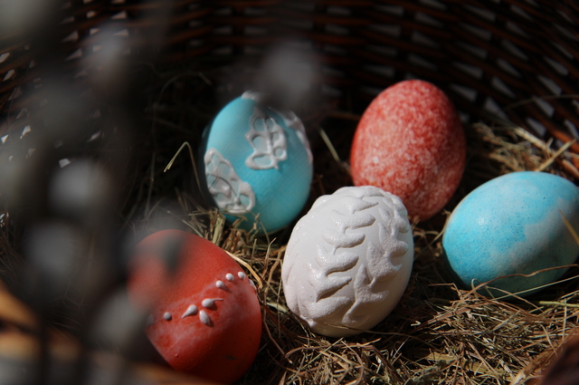 Верующие обязательно красят пасхальные яйца.