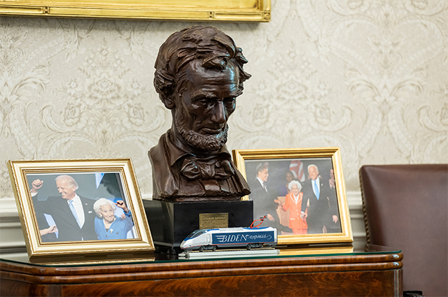  Бюст Линкольна в Овальный кабинете.