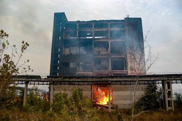 Пожар ликвидировали только утром следующего дня.