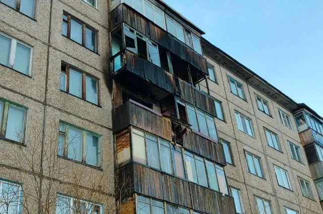 В доме выгорели несколько балконов.