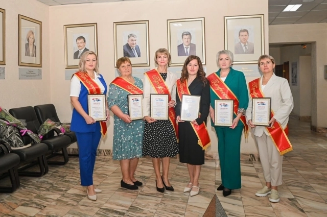 Наталья Гребенюк в числе лучших специалистов (первая справа).
