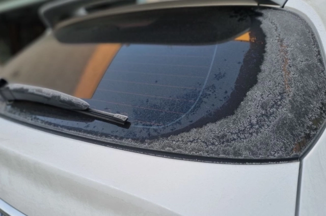 Свердловчан на летней резине просят не ездить в Челябинскую область из-за непогоды.