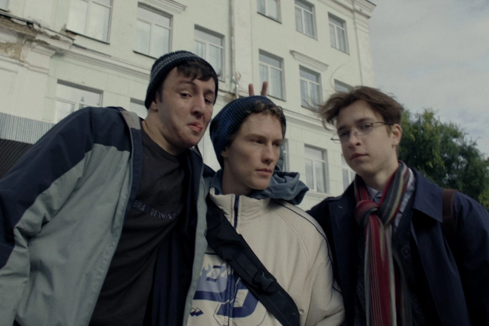 Из благодарности и любопытства герои пытаются помочь бездомному восстановить события последних лет.