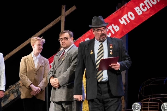 Яркий праздник артисты начали со сценки.