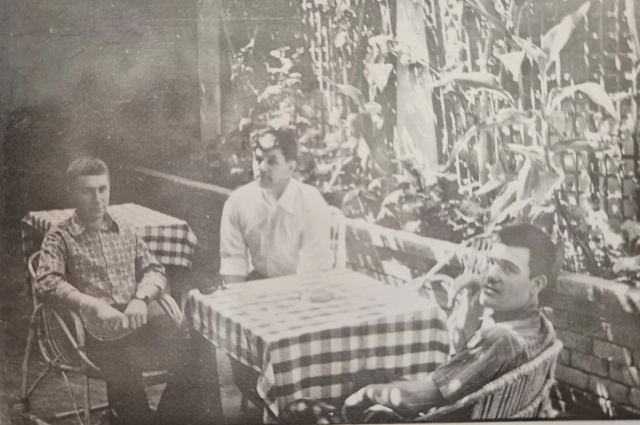 Николай Ткаченко (справа) вместе с сослуживцами в увольнении в Александрии.