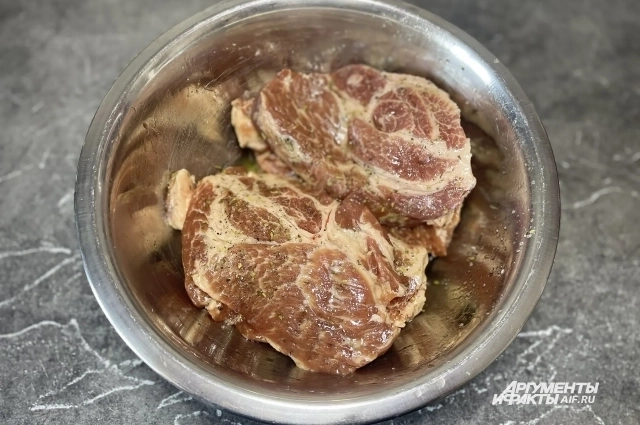 Мариновать мясо обязательно!