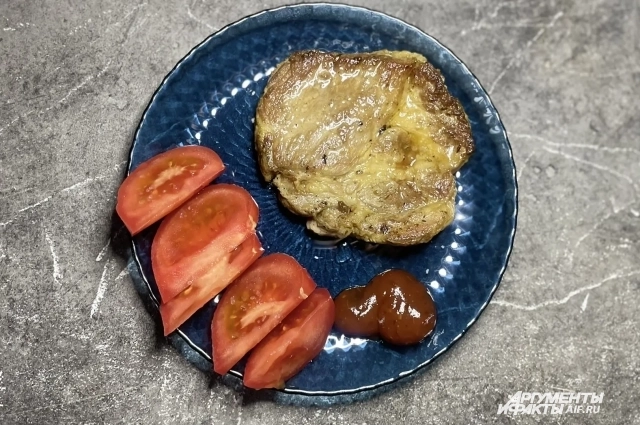 Подавать мясо можно с овощами и любимым соусом.