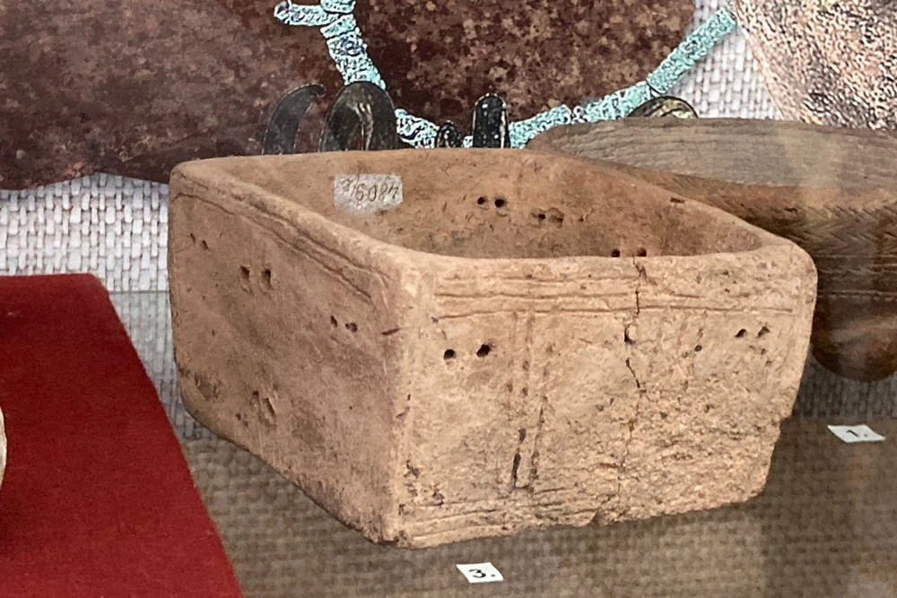 Модель кибитки сделана из глины.