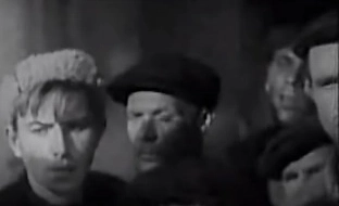 Анатолий Папанов (второй справа) в фильме «Ленин в Октябре», 1937 г.