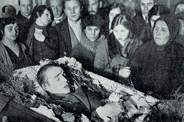 Родные у гроба С. Есенина; справа - мать поэта и сестра.