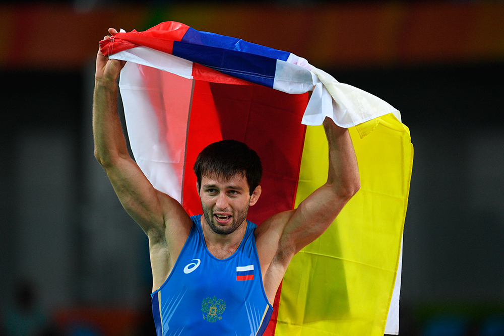 Сослан Рамонов, завоевавший золотую медаль по вольной борьбе среди мужчин в весовой категории до 65 кг на XXXI летних Олимпийских играх.