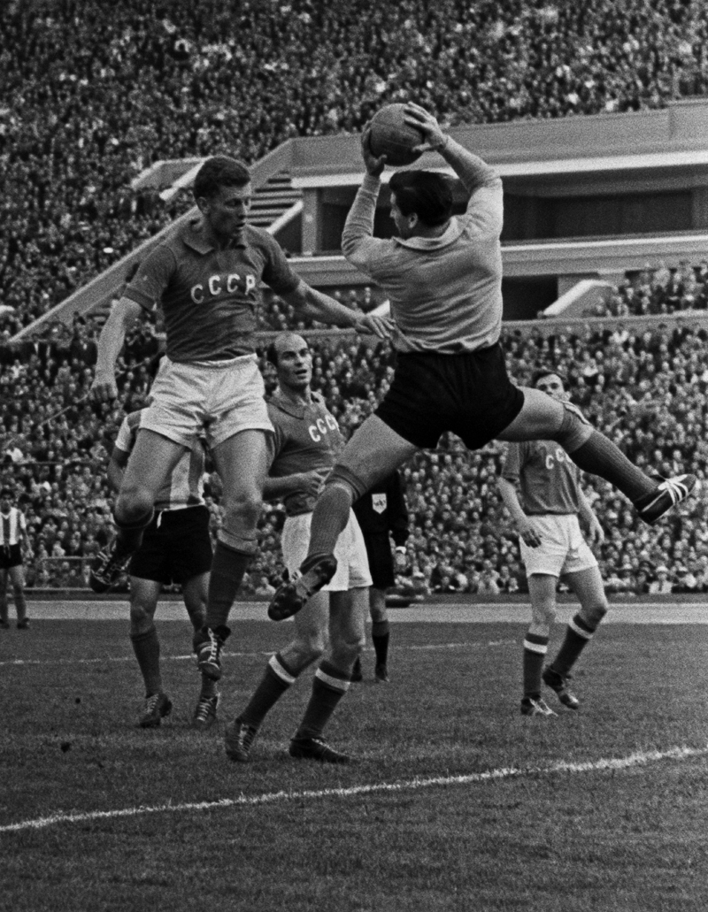 Товарищеский футбольный матч «Аргентина - СССР». На первом плане легендарный советский футболист Виктор Понедельник. 1961 год.
