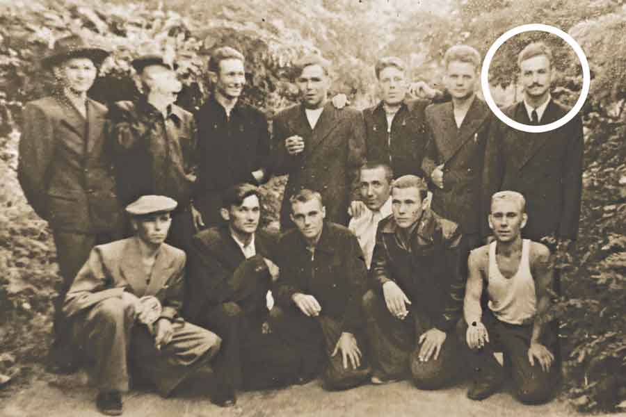 Участники секретной операции были заброшены в Китай под видом геологов. Анатолий Дюмин - крайний справа.