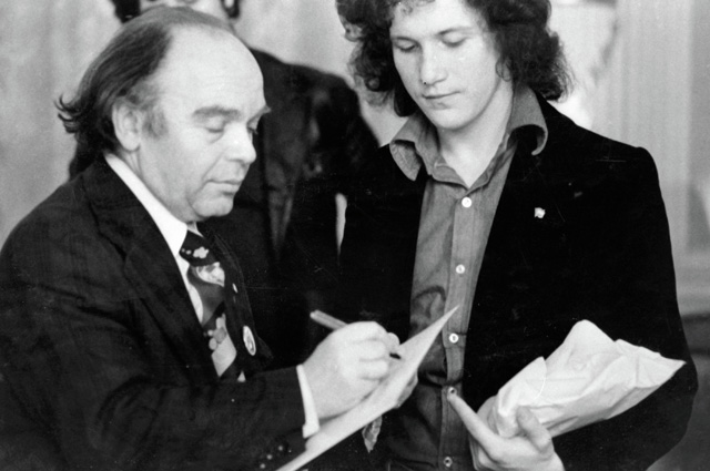 Владимир Шаинский дает автограф лауреату фестиваля советской песни в Зеленой Гуре. 1977 г.