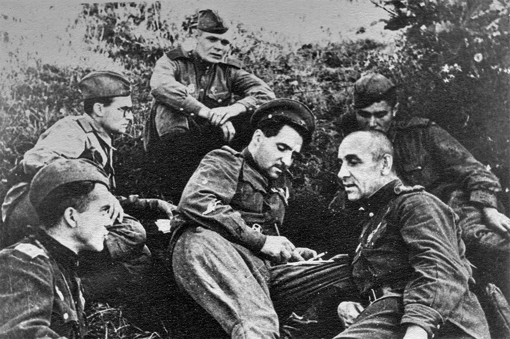 Константин Симонов (в центре) и Илья Власенко (справа) на командном пункте 75-й гвардейской стрелковой дивизии в районе Поныри. Курская битва, 1943 год.