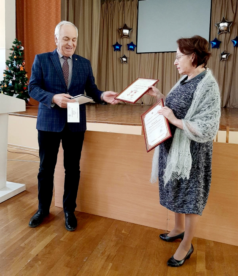 Директор гимназии №1 Игорь Клоков вручает Наталье Дмитриевой орден Святой Анны.