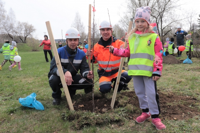 Высаживать деревья в Междуреченске взрослым помогали дошколята.