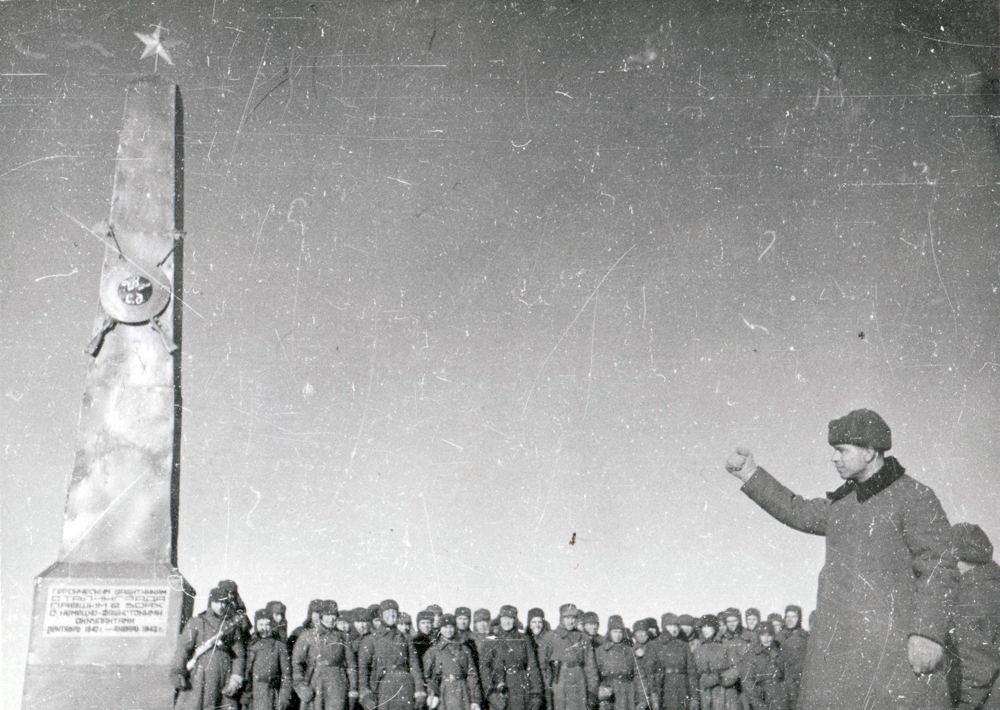Николай Батюк на открытии обелиска на Мамаевом Кургане (6 февраля 1943 г.).