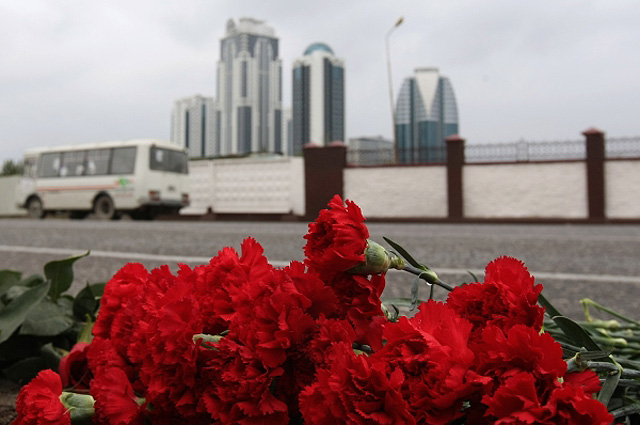Цветы в память о погибших в результате взрыва на проспекте Хусейна Исаева в Грозном. 5 октября террорист-смертник совершил самоподрыв, в результате которого 5 полицейских погибли, и более 15 пострадали