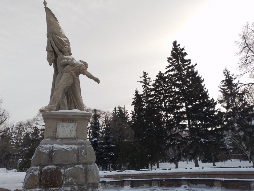 Первым монументальным творением в Омске стал памятник Борцам революции.