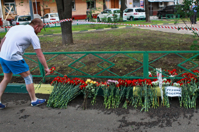 Люди приносят цветы к месту убийства бывшего полковника Юрия Буданова. 10.06.2011