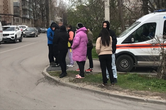 Люди ждут возвращения в свои квартиры.