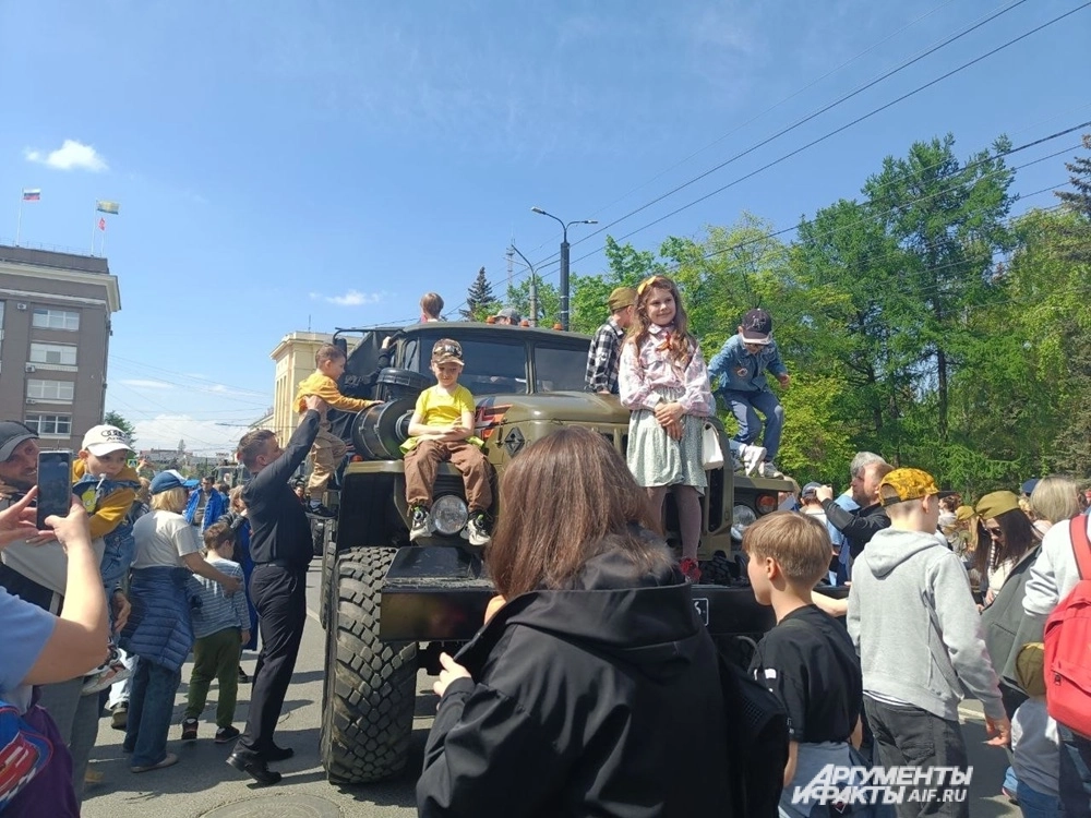 Дети на военной технике.