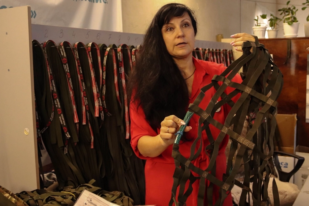 По словам Елены Дмитриевой, конструкцию носилок доработали для удобства бойцов.