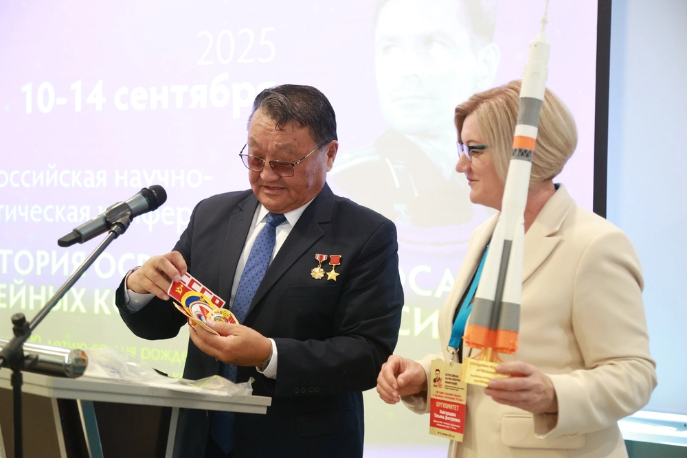 Гуррагча привез шевроны своего скафандра.