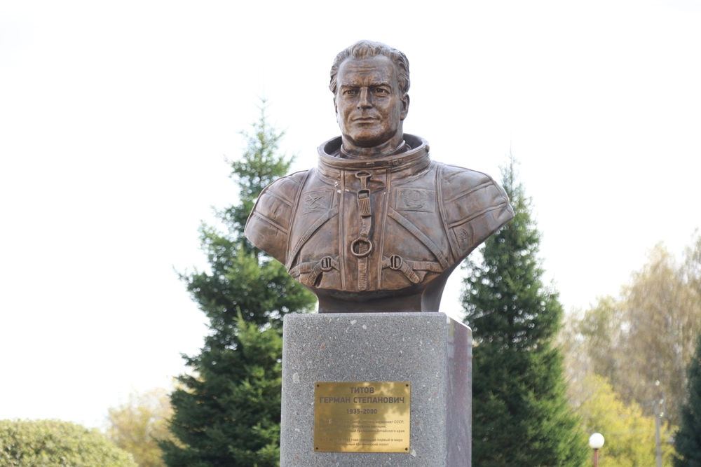 Бюст Титову в Полковниково.