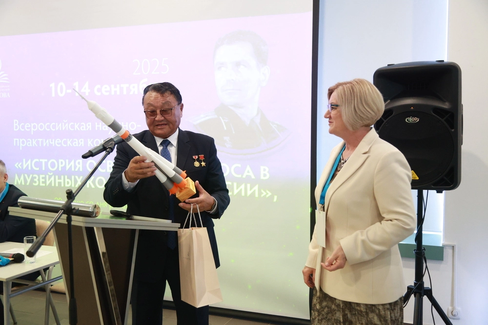 Подарки музею Титова.