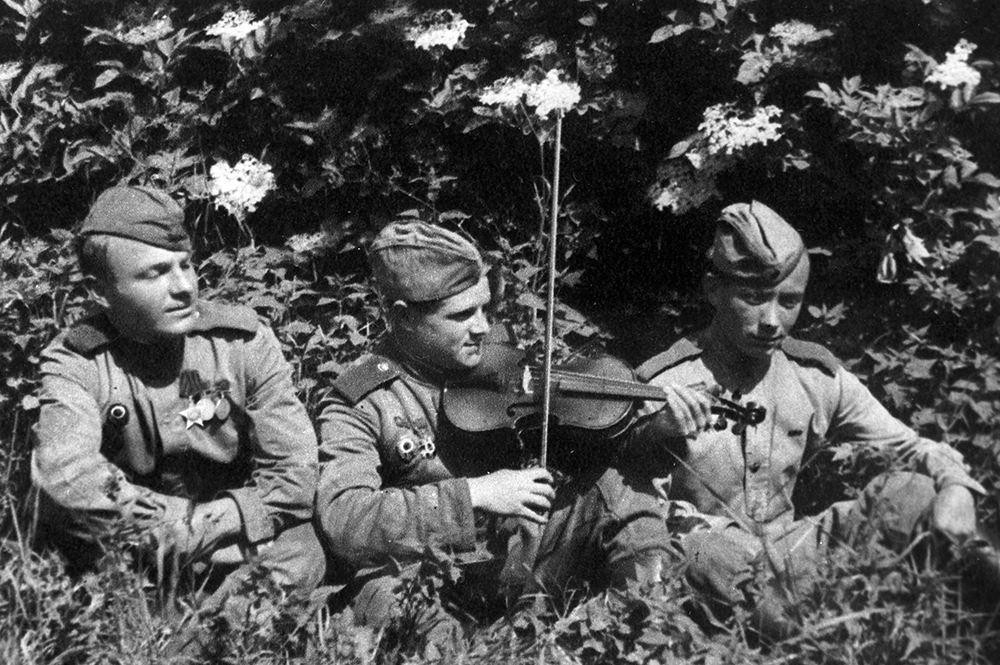Бойцы Красной Армии во время отдыха. Остров Борнхольм, 1945 г.