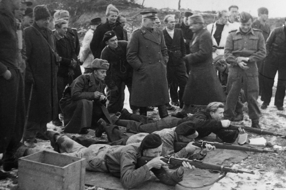 Операция «Борнхольмский десант» — десант советских войск на остров Борнхольм 9 мая 1945 года. Начальник штаба Кольбергской военно-морской базы, капитан 2-го ранга Дмитрий Шавцов (третий справа) с жителями острова, на котором войска Красной армии находились еще около года (до мая 1946 года).