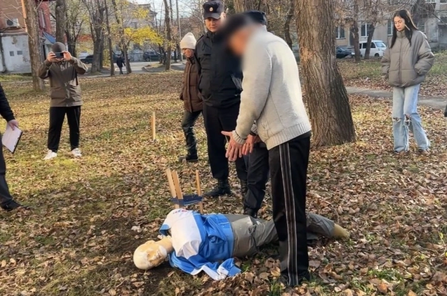 Подозреваемый уверенно показывает, как убивал жертв.