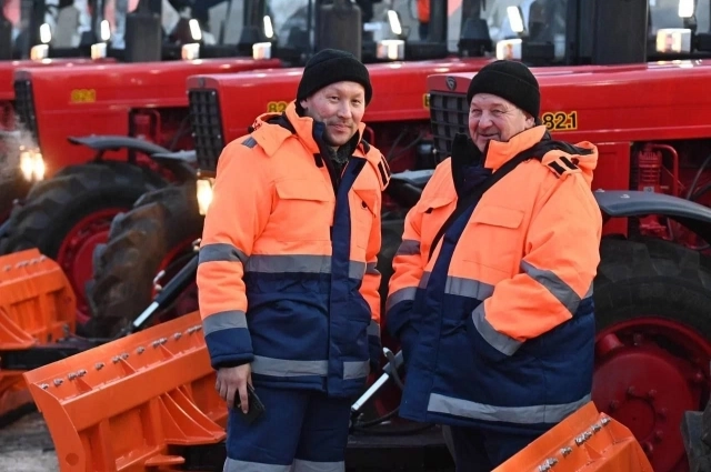 Дорожникам вручили 44 новых машины.