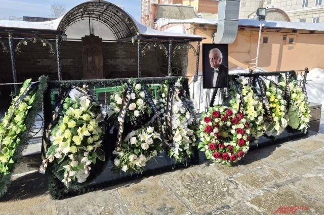 На снимке – смеющийся музыкант. Такой, каким его запомнили тысячи поклонников. 