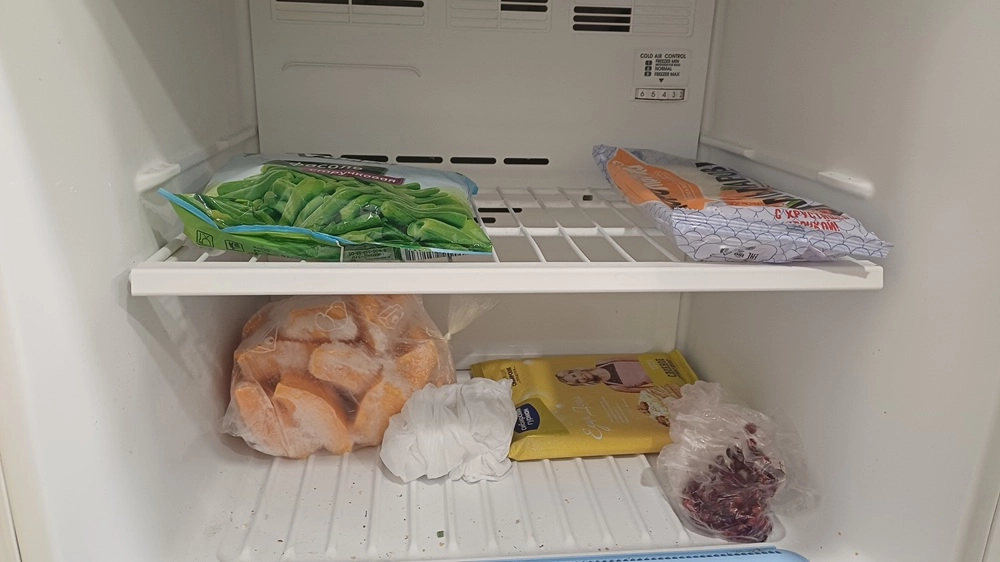 В холодильнике нет ничего лишнего и экзотического, зато много «быстрого», витаминного.