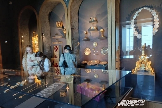 Изделия из драгоценных металлов выставлены в специальной бронированной комнате.