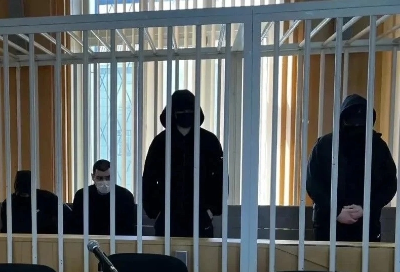 Фигуранты прятали лица на суде. Балаклавы им надеть не разрешили.