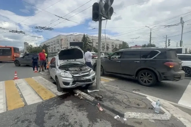 Среди первых версий, прозвучавших от инсайдеров, была одна: водителю, возможно, стало плохо прямо за рулём.
