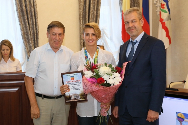 Благодарность от первых лиц города и спонсоров принимает капитан команды Екатерина Прокофьева.