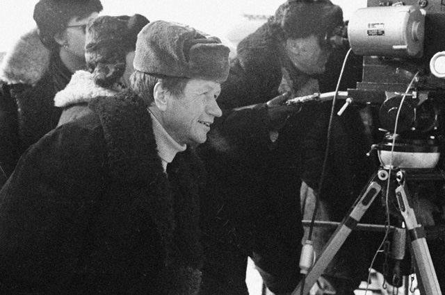 Актер и режиссер Леонид Быков на съемках своего фильма «Аты-баты, шли солдаты»