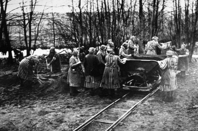 Женщины-заключённые на строительстве лагеря Равенсбрюк