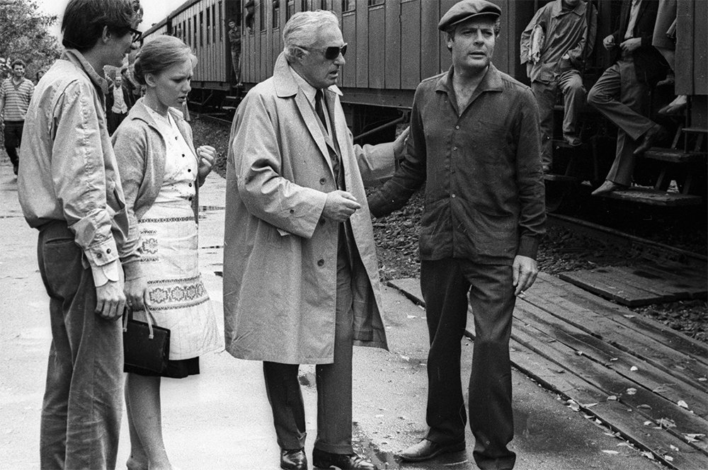 Итальянский режиссер Витторио де Сика (2 справа) и актеры Марчелло Мастрояни (справа) и Людмила Савельева во время съемок фильма «Подсолнухи». 1969 год.