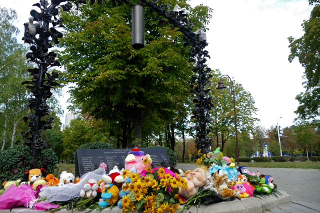 Цветы и детские игрушки у мемориала «Аллея Ангелов» в Донецке в память о погибших детях Донбасса.