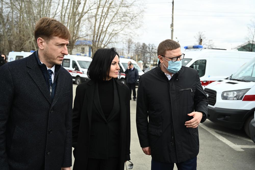 В церемонии передачи автомобилей приняли участие министр Юрий Семёнов, губернатор Алексей Текслер и представитель благотворительного фонда Татьяна Алтушкина.